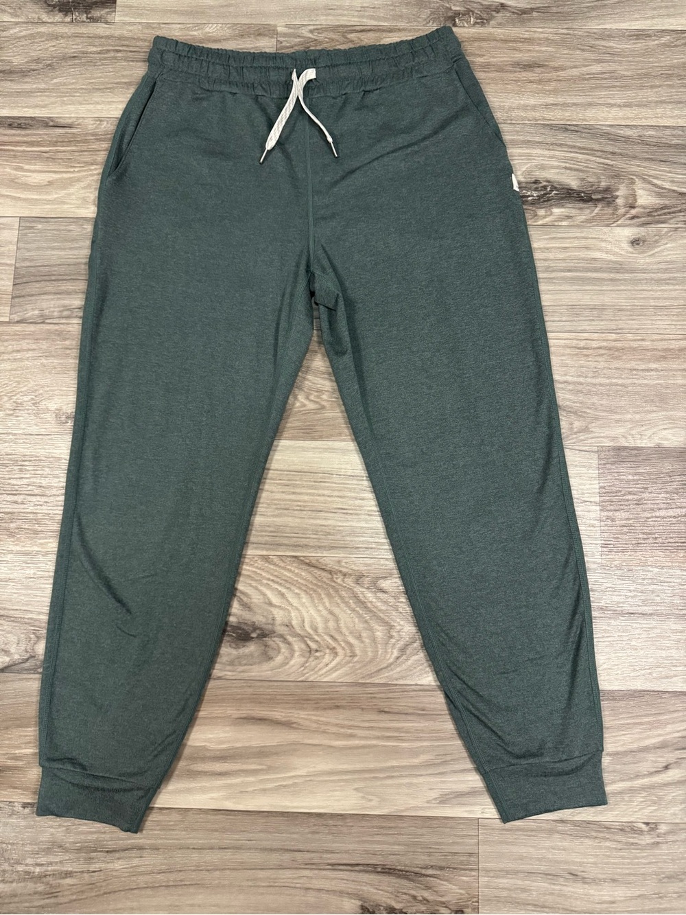 Vuori Performance Joggers in Marsh Heather Green Size Small